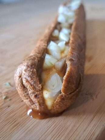 Frikandel speciaal op een houten plank.